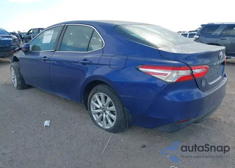 2018 Toyota Camry Le z USA, uszkodzony, nr VIN 4T1B11HK5JU564475